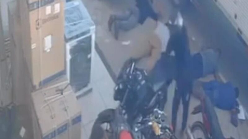 Homens com capacetes rendem vítimas em assalto no 5º distrito de SJB