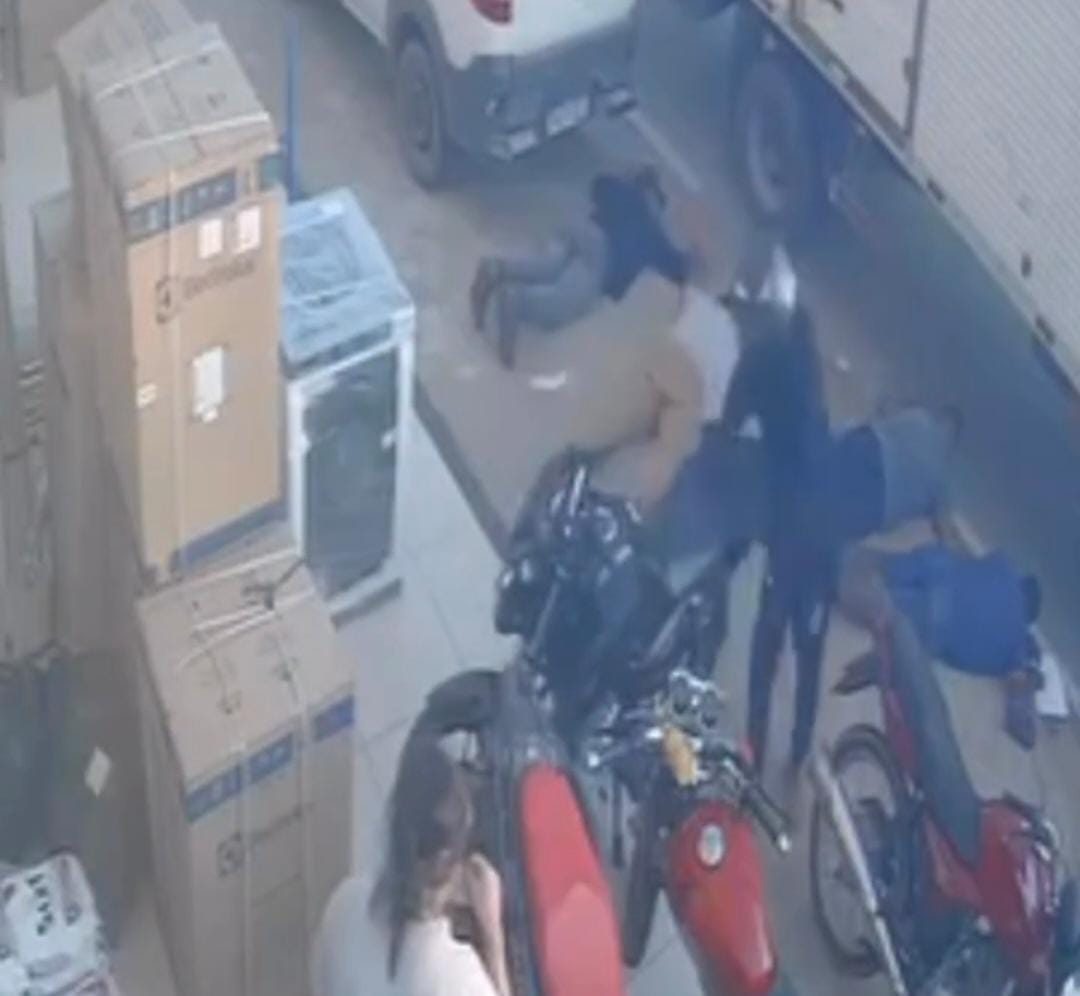 Homens com capacetes rendem vítimas em assalto no 5º distrito de SJB