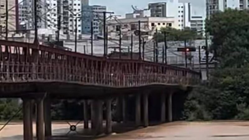 Ponte de Ferro é interditada após pilar ceder no Centro de Campos