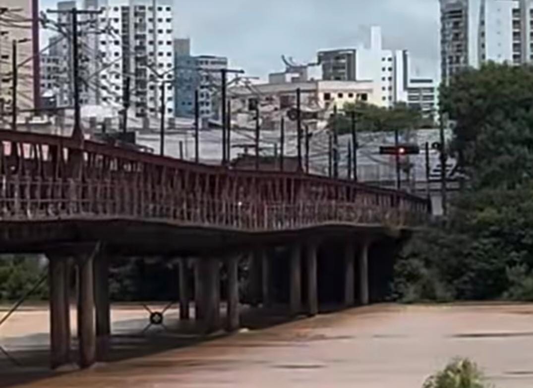 Ponte de Ferro é interditada após pilar ceder no Centro de Campos