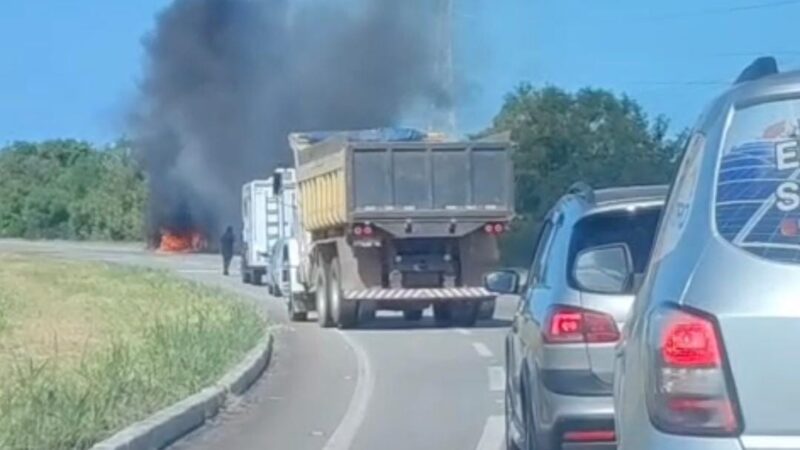 Carro pega fogo na BR-356 dificultando trânsito perto do trevo de acesso ao Porto do Açu