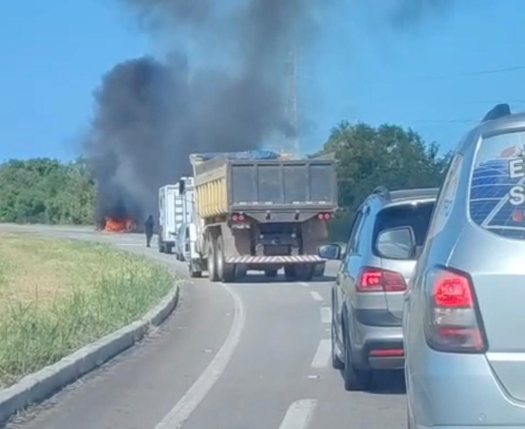 Carro pega fogo na BR-356 dificultando trânsito perto do trevo de acesso ao Porto do Açu