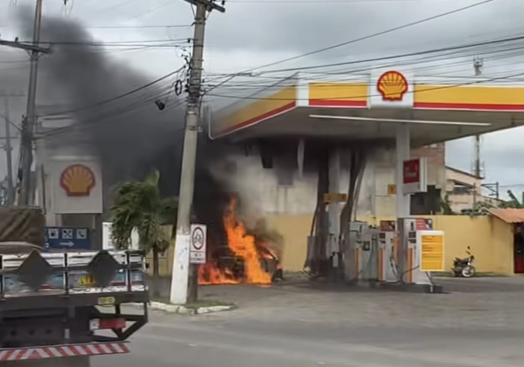 Carro pega fogo em posto de combustíveis de Barcelos e leva medo