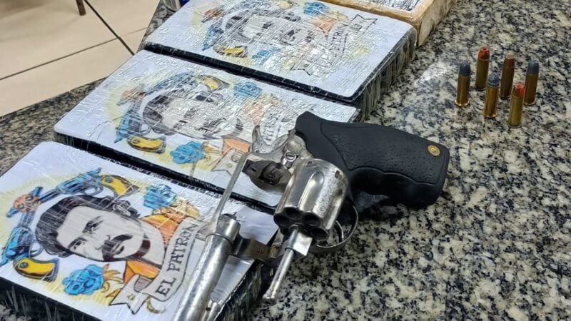 Polícia apreende arma e cerca de 4 kg de pasta base de cocaína em Atafona