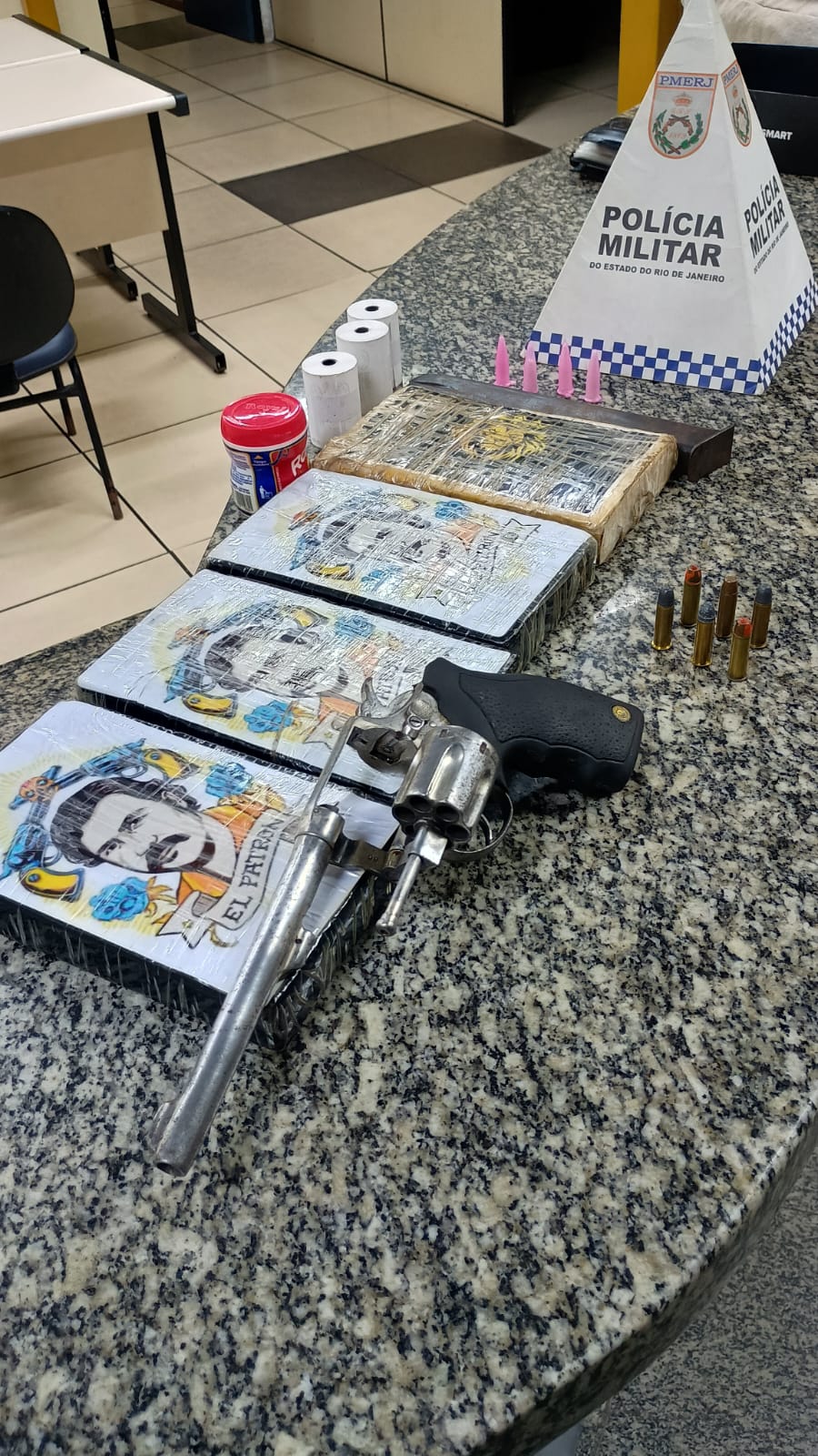Polícia apreende arma e cerca de 4 kg de pasta base de cocaína em Atafona