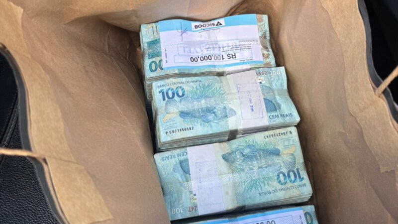 PF apreende cerca de R$ 400 mil com empresário em Campos