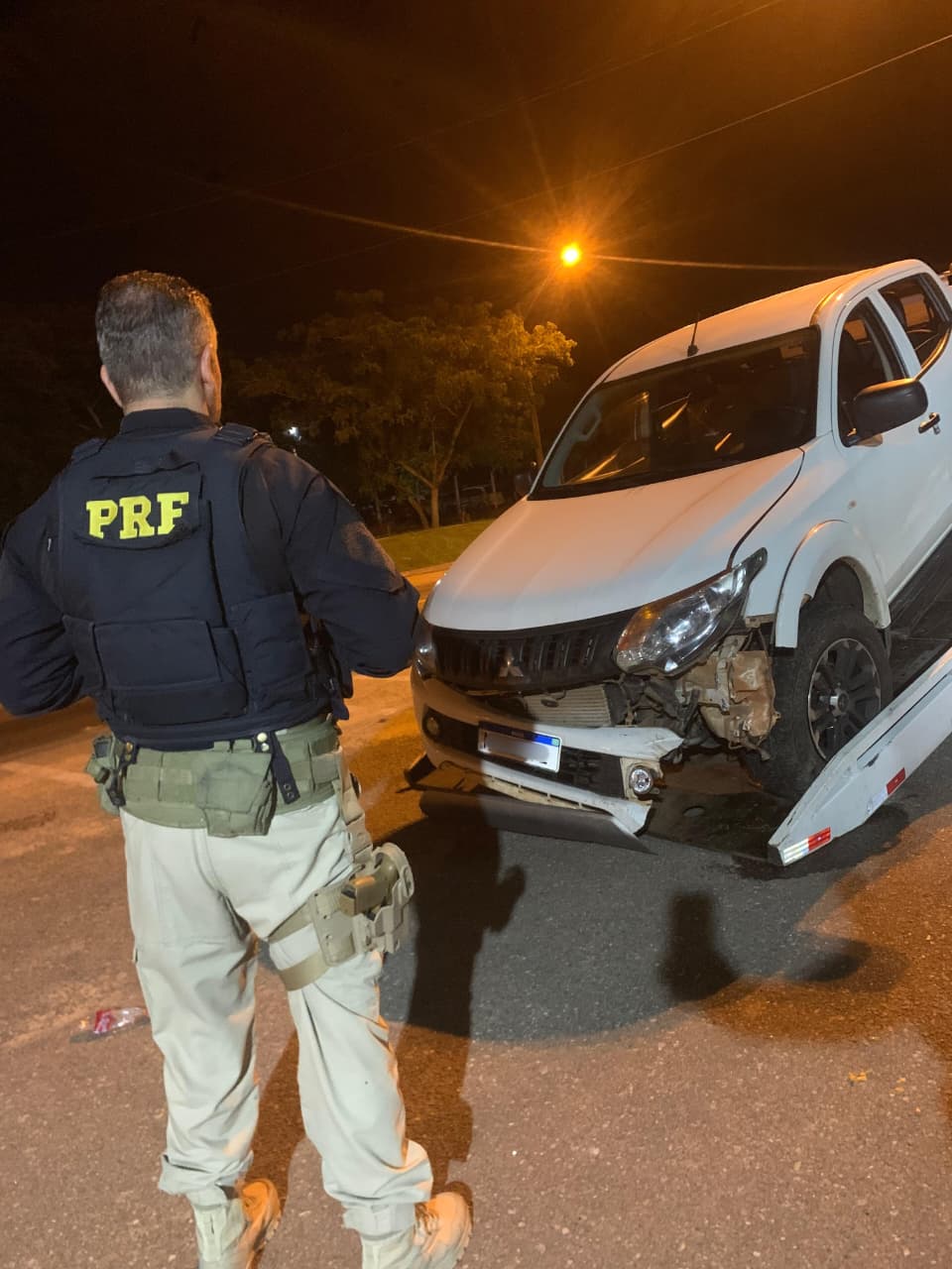 PRF recupera caminhonete furtada após perseguição na BR-101, em Campos