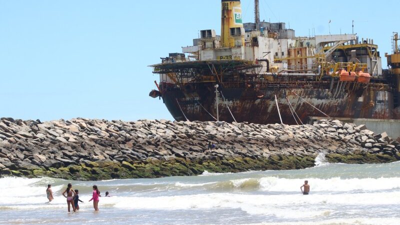 P-33 deve deixar o Porto do Açu em maio e marca despedida de um dos cenários mais fotografados do Canto das Pedras