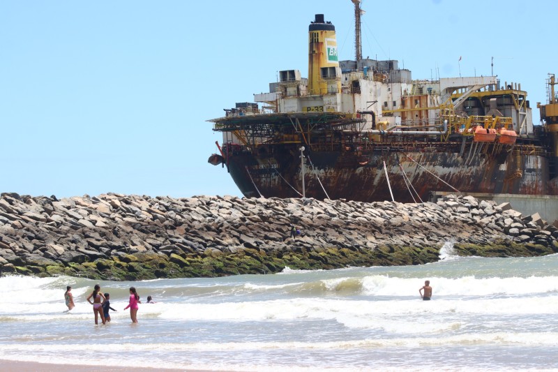 P-33 deve deixar o Porto do Açu em maio e marca despedida de um dos cenários mais fotografados do Canto das Pedras
