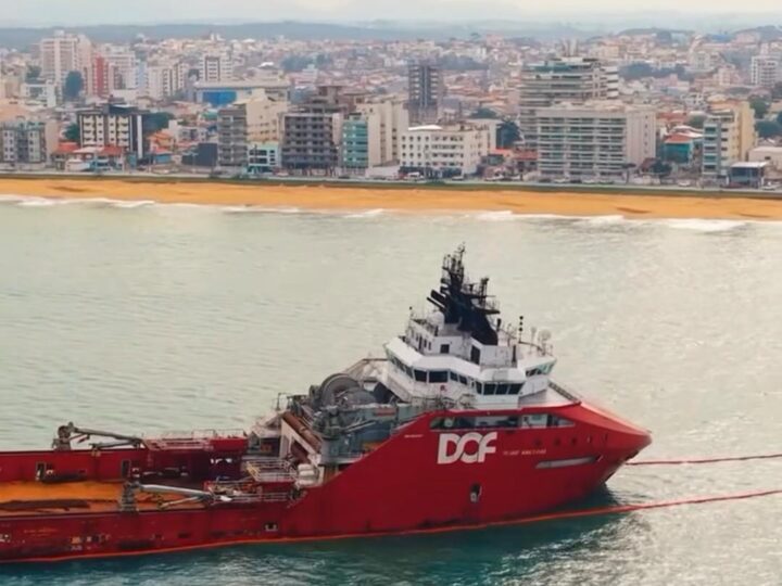 Prefeito de Macaé mostra rebocador encalhado e risco de óleo para reforçar defesa dos royalties
