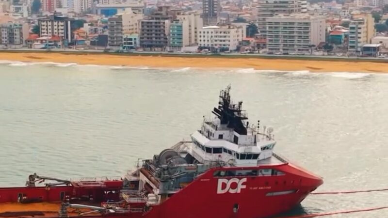 Prefeito de Macaé mostra rebocador encalhado e risco de óleo para reforçar defesa dos royalties