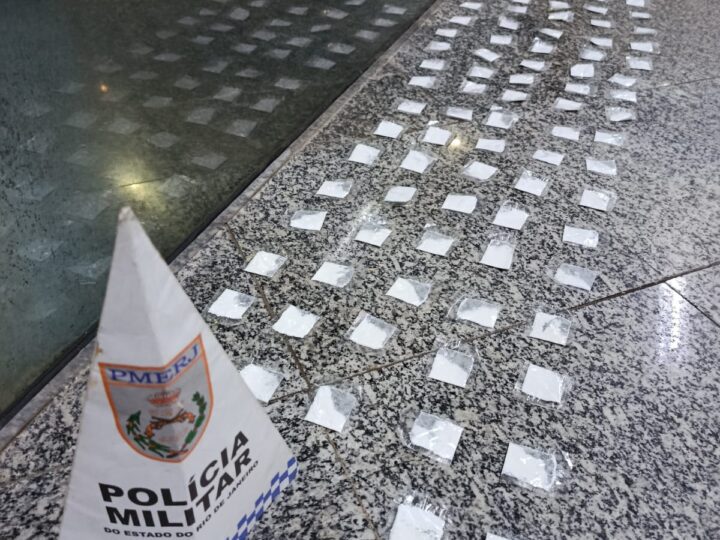 Cocaína é apreendida em barco, dois homens são presos e outros dois fogem nadando