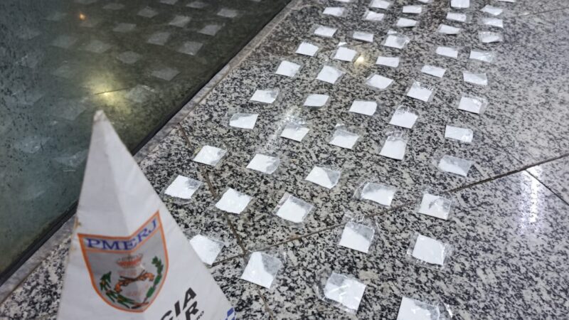 Cocaína é apreendida em barco, dois homens são presos e outros dois fogem nadando