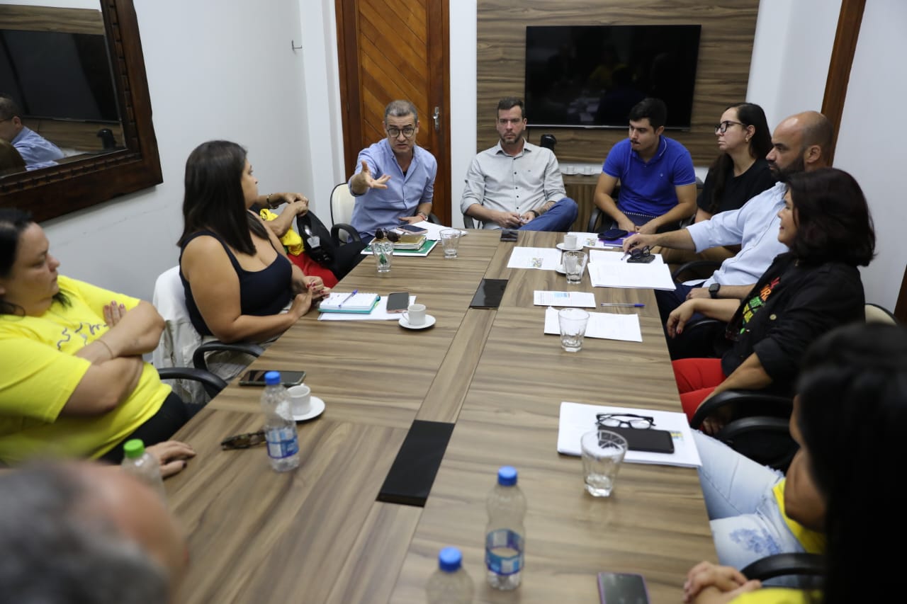 Prefeitura de SJB recebe comitiva de educadores e atualiza categoria sobre pautas apresentadas 