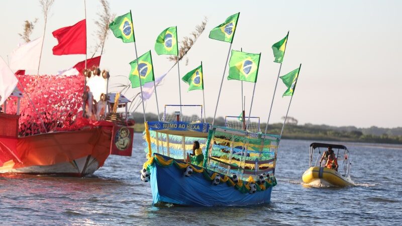 Desfile Fluvial colore o Paraíba do Sul na tarde desta terça-feira em SJB