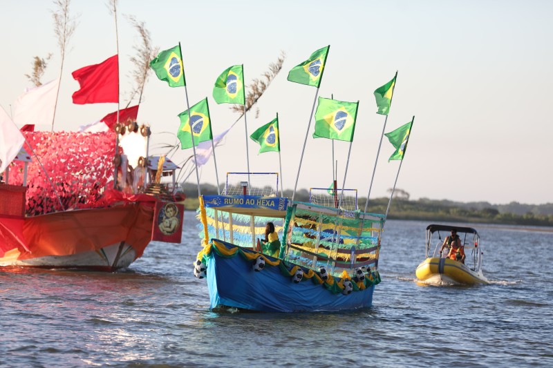 Desfile Fluvial colore o Paraíba do Sul na tarde desta terça-feira em SJB
