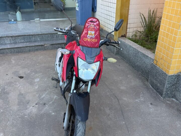 Motocicleta furtada em Atafona é recuperada após perseguição e proprietário agradece equipe do Proeis