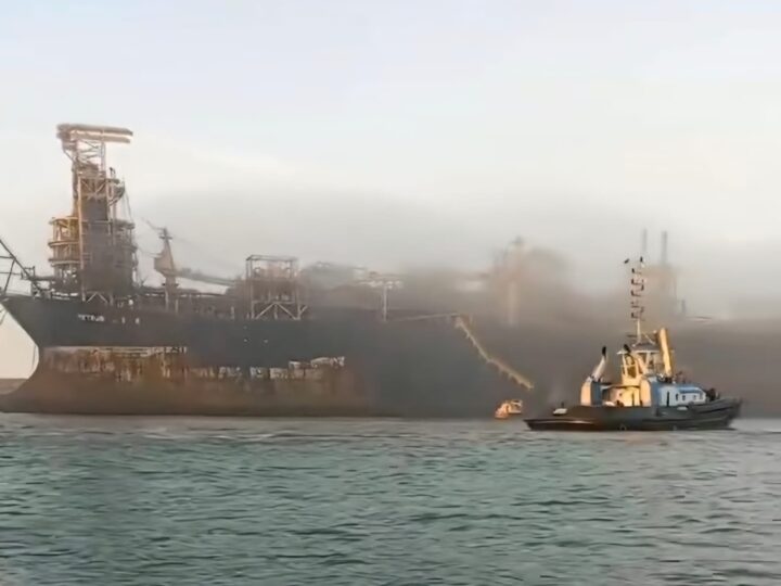 P-33 inicia processo de saída do Porto do Açu rumo à desmantelamento no Rio Grande do Sul