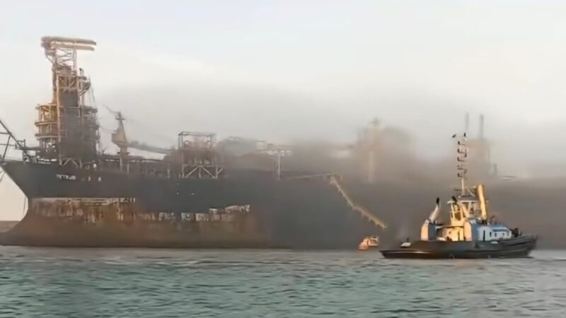 P-33 inicia processo de saída do Porto do Açu rumo à desmantelamento no Rio Grande do Sul