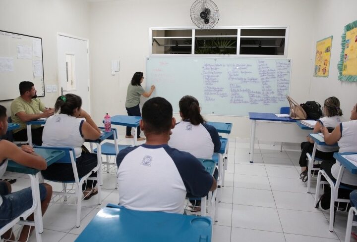 Educação de Jovens e Adultos com renovação de matrículas em SJB