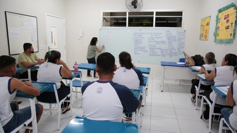 Educação de Jovens e Adultos com renovação de matrículas em SJB