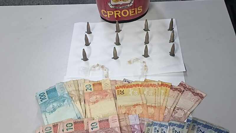 Homem resiste à prisão, tenta tomar arma de policial e vai parar na delegacia em SJB