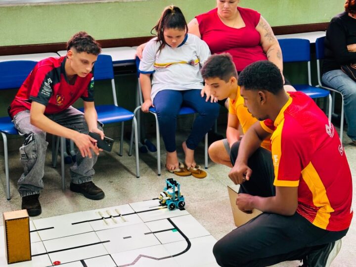 Alunos da Oficina de Robótica participam de simulado em SJB