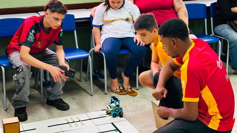 Alunos da Oficina de Robótica participam de simulado em SJB