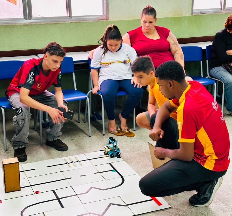 Alunos da Oficina de Robótica participam de simulado em SJB