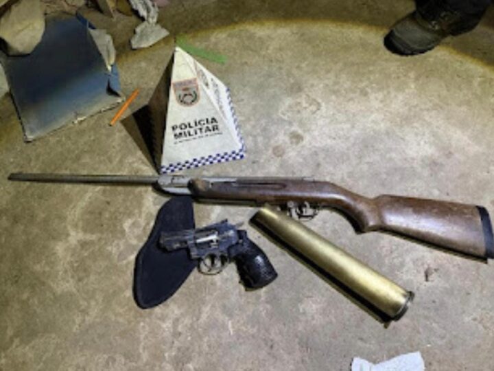 Suspeito é levado à delegacia após PM apreender cápsula de canhão e armas de pressão em ferro-velho de SJB