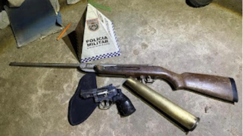 Suspeito é levado à delegacia após PM apreender cápsula de canhão e armas de pressão em ferro-velho de SJB