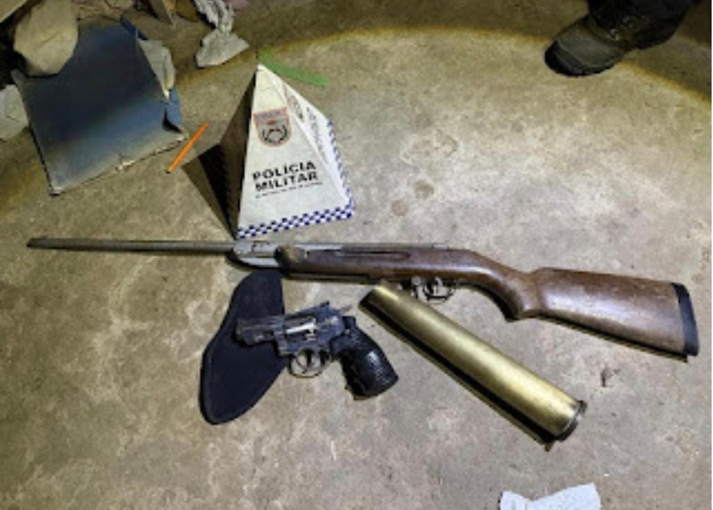 Suspeito é levado à delegacia após PM apreender cápsula de canhão e armas de pressão em ferro-velho de SJB
