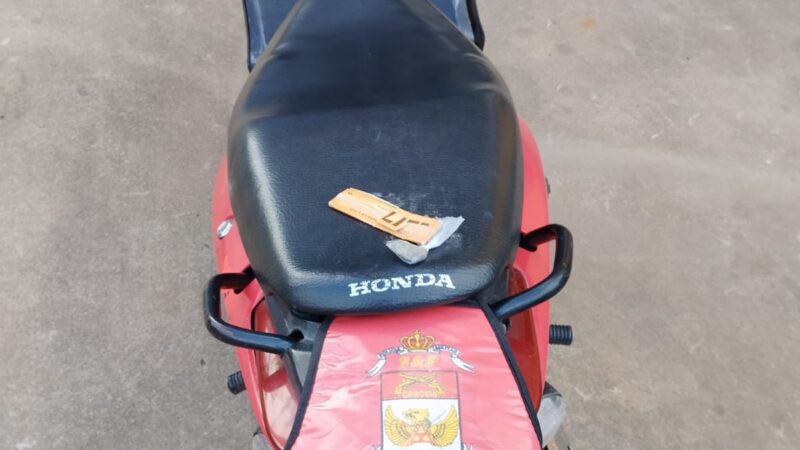 Motocicleta com registro de roubo é apreendida durante abordagem em SJB