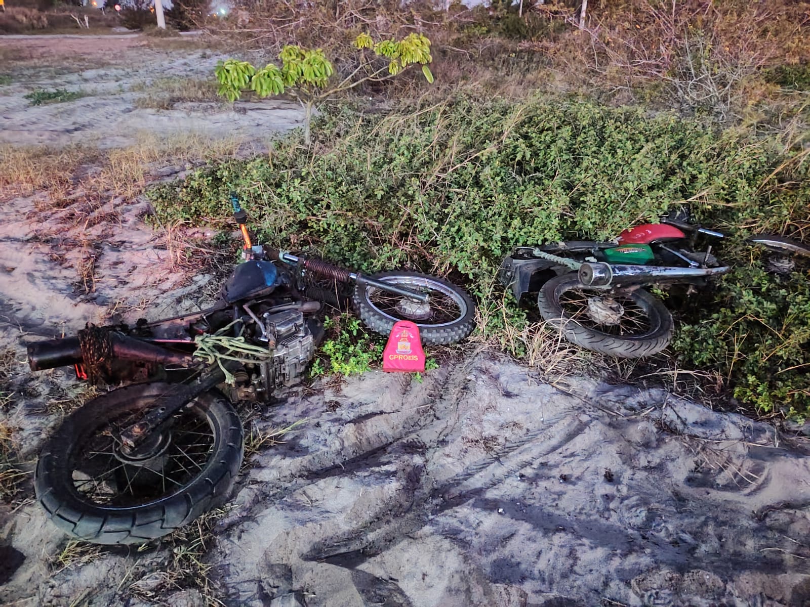 PM apreende duas motocicletas com sinais de adulteração após fuga de suspeitos na região do Açu