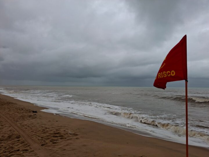 Chuva, frio e ressaca colocam São João da Barra em estado de atenção