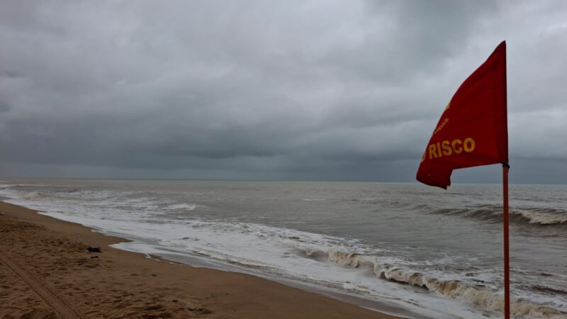 Chuva, frio e ressaca colocam São João da Barra em estado de atenção
