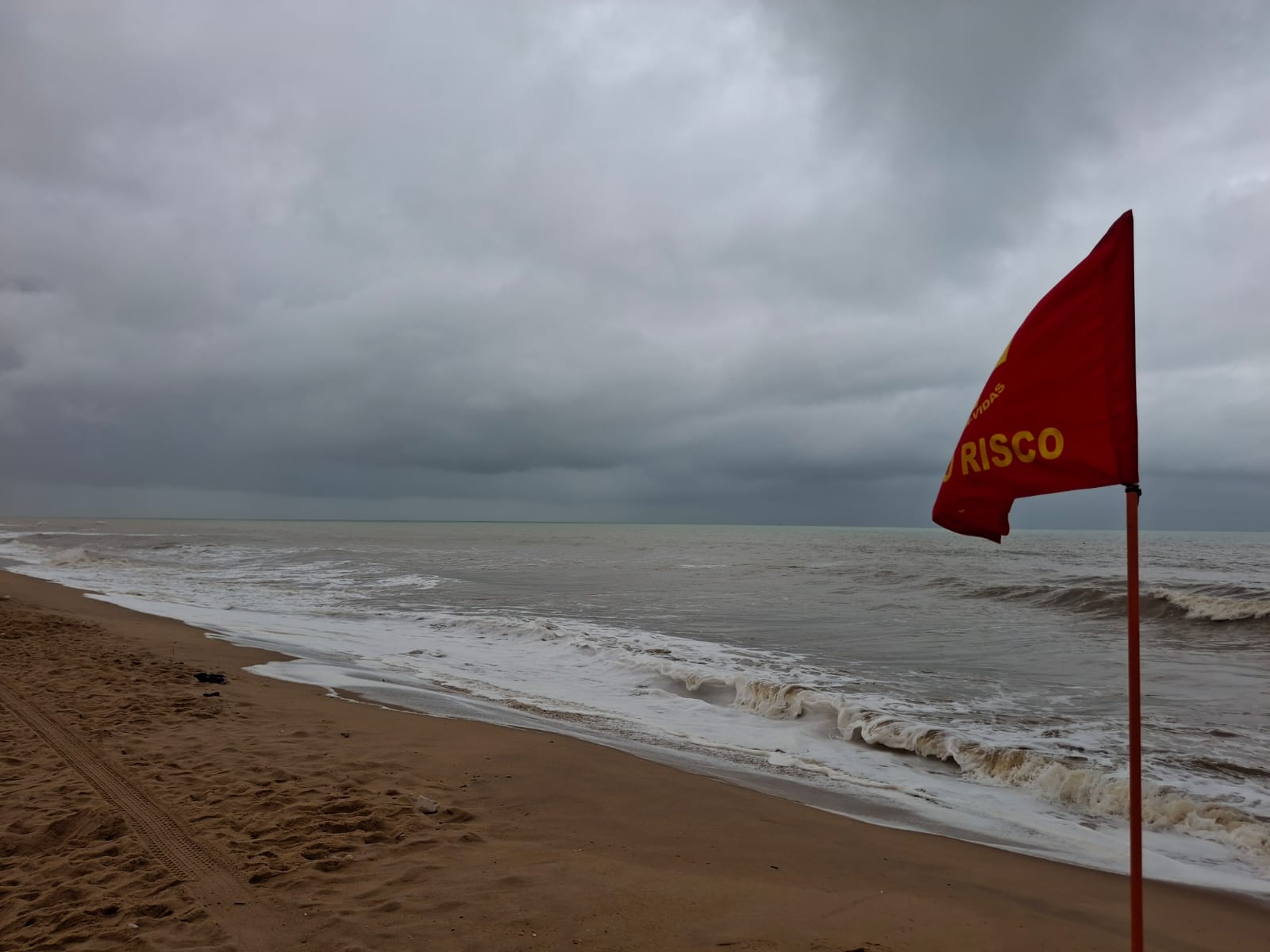 Chuva, frio e ressaca colocam São João da Barra em estado de atenção
