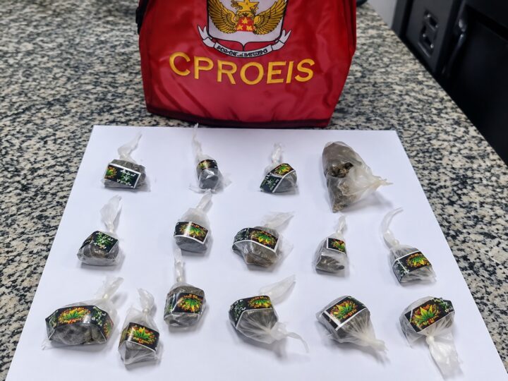 Polícia apreende 58 pinos de cocaína e 14 sacolés de maconha no Açu, em SJB