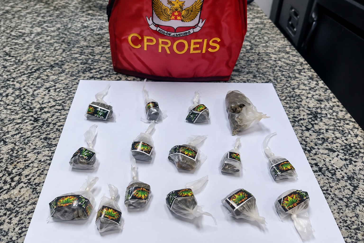 Polícia apreende 58 pinos de cocaína e 14 sacolés de maconha no Açu, em SJB