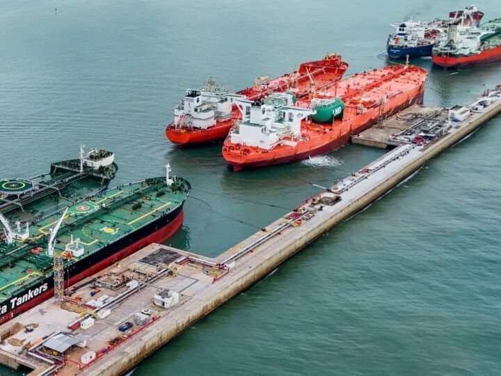 Porto do Açu registra operação inédita com três transbordos simultâneos de petróleo