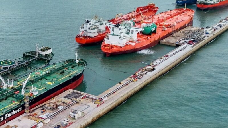 Porto do Açu registra operação inédita com três transbordos simultâneos de petróleo