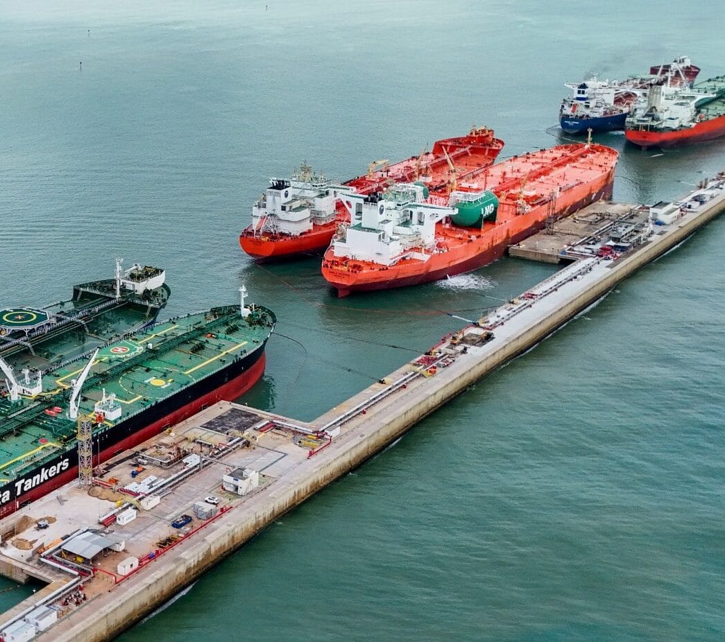 Porto do Açu registra operação inédita com três transbordos simultâneos de petróleo