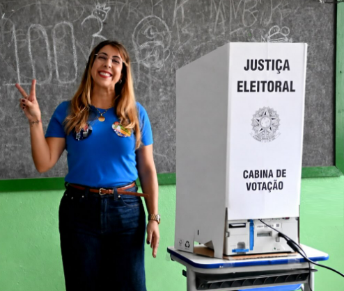 Prefeita Carla Caputi vota na Escola Estadual Admardo Alves Torres, em Grussaí