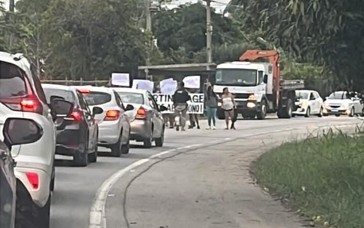 Manifestação de moradores provoca congestionamento na BR-356, principal ligação com São João da Barra e o Porto do Açu*