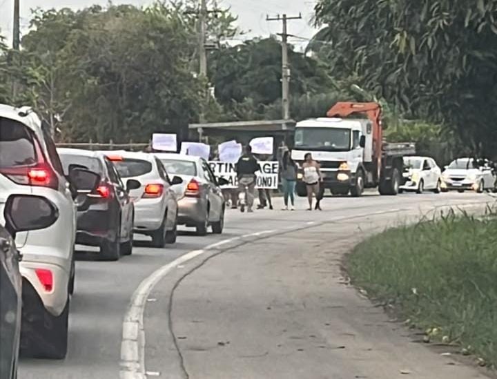 Manifestação de moradores provoca congestionamento na BR-356, principal ligação com São João da Barra e o Porto do Açu*