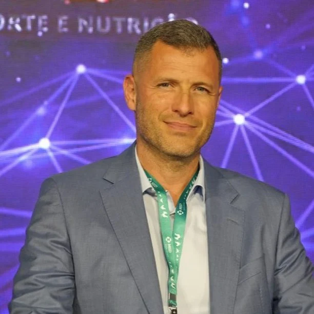 NOVOS MAIS RICOS DO BRASIL | Cinco novos bilionários brasileiros entraram no ranking da Forbes Brasil 2024, divulgado nesta terça-feira. Os estreantes representam setores como agronegócio, tecnologia, bancos e transportes, destacando a diversidade econômica do país.

O engenheiro agrônomo Ricardo Castellar de Faria (foto), fundador da Granja Faria, lidera os novos nomes, com um patrimônio de R$ 17,45 bilhões, ocupando a 21ª posição. Maria Cristina Frias, da PagSeguro, aparece em seguida com R$ 6,31 bilhões e está em 64º lugar.

Completam a lista João Annes Guimarães (Banco BMG), Consuelo Andrade de Araújo (Banco Mercantil do Brasil) e José Mario Caprioli dos Santos (Azul/Águia Branca), com fortunas que variam entre R$ 1,12 bilhão e R$ 1,29 bilhão, reafirmando a força desses setores na economia nacional.